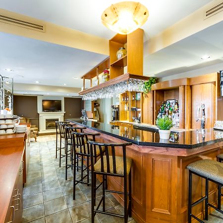 Monte Carlo Inn Oakville Suites Bagian luar foto