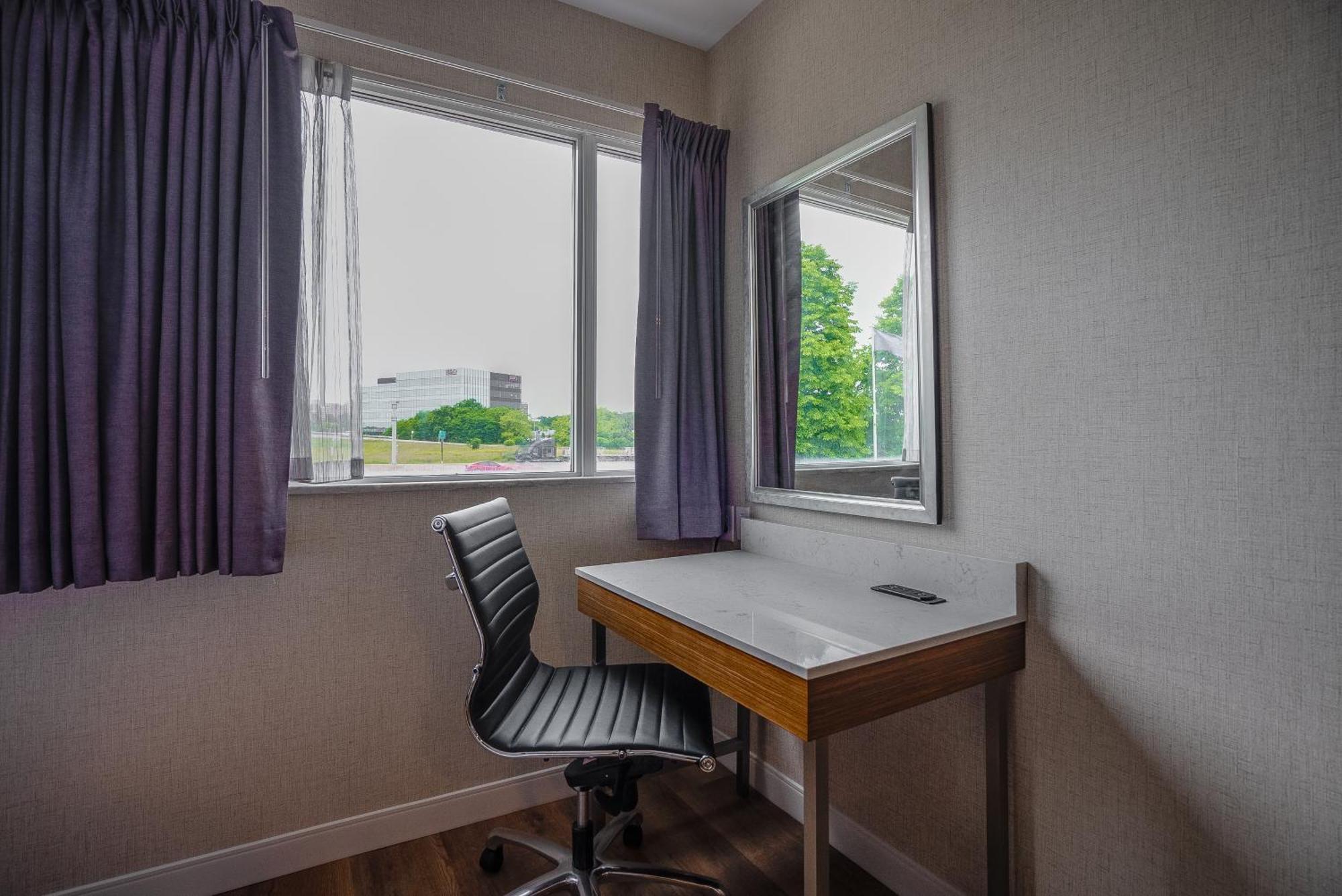 Monte Carlo Inn Oakville Suites Bagian luar foto
