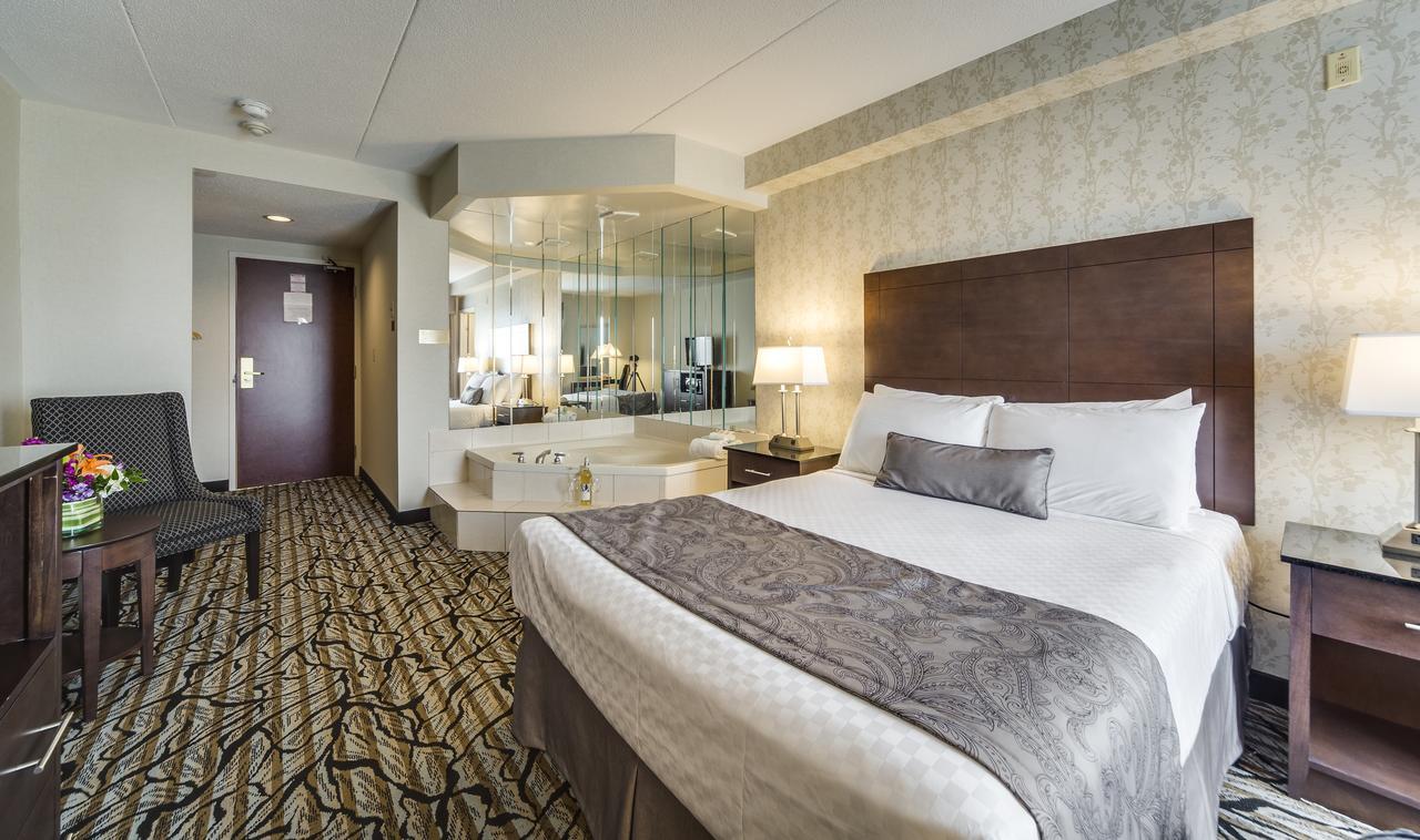 Monte Carlo Inn Oakville Suites Bagian luar foto