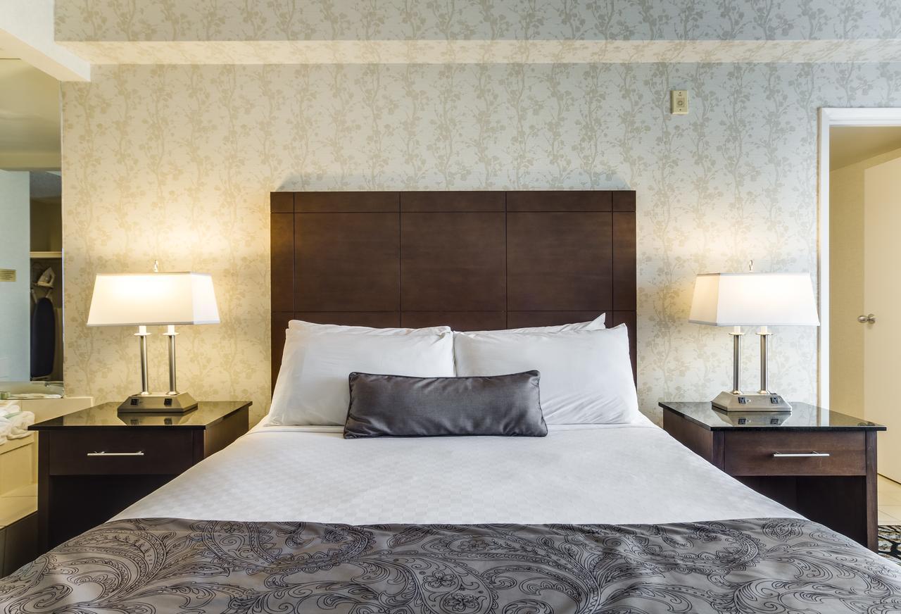 Monte Carlo Inn Oakville Suites Bagian luar foto