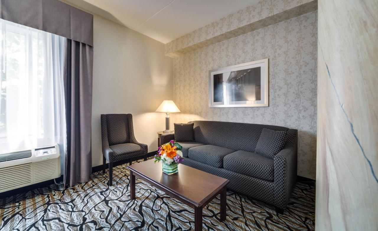 Monte Carlo Inn Oakville Suites Bagian luar foto